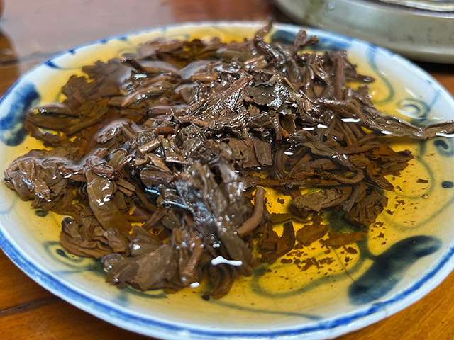 老茶客三泡即停！90年代红印铁饼：仓储纯净烟香足，奈何口干收敛强