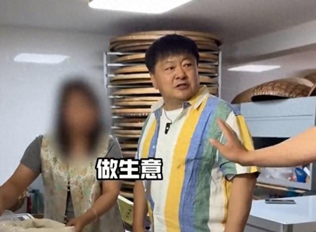 演员洪剑涛曝杭州一茶叶店茶水要价100元一杯，有男子称“爱买不买”，商家致歉